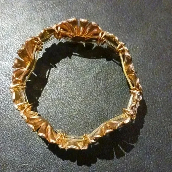 Elastic bracelet..size small..very classy..Smoke-free home..we bundle..enjoy - Picture 2 of 3